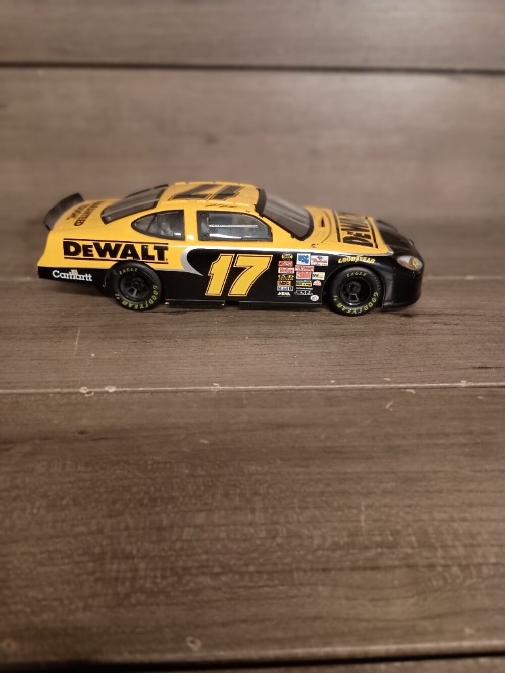 Vintage Matt Kenseth DeWalt #17 NASCAR Die Cast Car 2003 Team Caliber